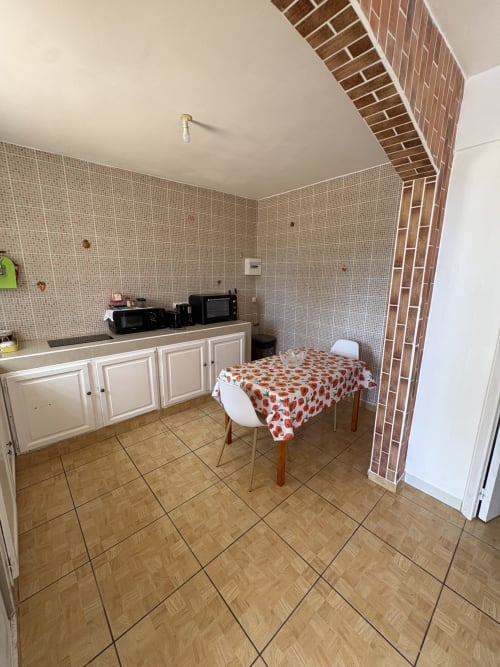 Coin repas de la villa La Maison Ihy à L'ASETA PARADISE, Grand-Bourg avec carrelage et kitchenette équipée