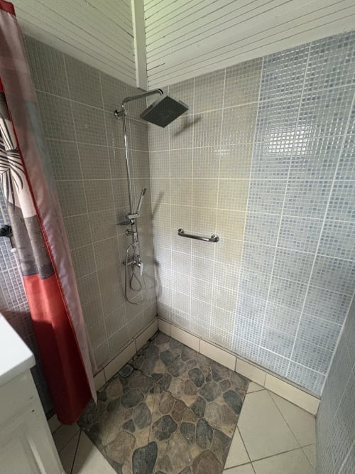 Douche ouverte moderne avec carrelage mosaïque et pluie de tête à la villa L'Aseta Paradise à Grand-Bourg, Guadeloupe
