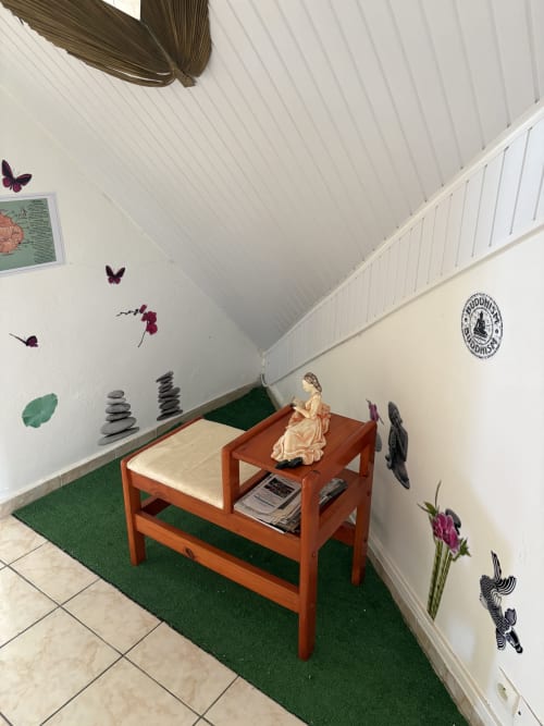 Chambre d'inspiration zen à la villa L'ASETA PARADISE en Guadeloupe avec table en bois, papillons décoratifs et éléments naturels