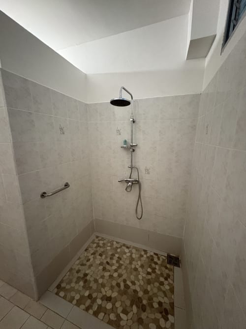 Douche italienne moderne avec pomme de pluie et douchette manuelle, carrelage beige, sol en mosaïque à la villa L'ASETA PARADISE