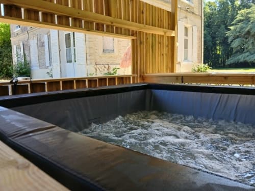 Aire de jeux avec bac à sable au château de Mons Boubert B&B à Mons-Boubert, France avec structure en bois