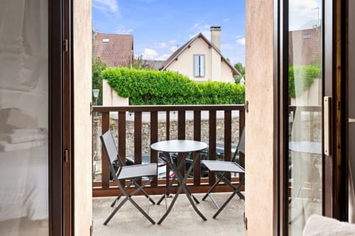 Chambre double avec balcon à l'Hôtel le tilleul à Corps, vue montagne et mobilier extérieur