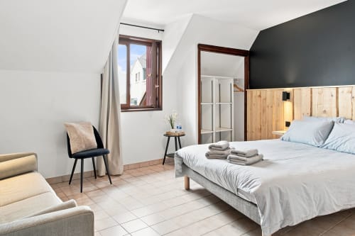 Chambre familiale premium de l'Hôtel le tilleul à Corps avec vue montagne, tête de lit en bois et équipements modernes