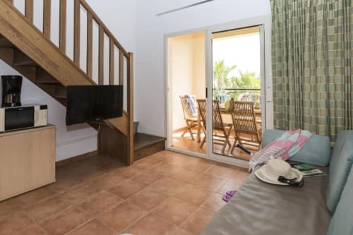 Duplex avec mezzanine à SOGNU DI MARE à Linguizzetta, séjour, balcon et vue sur terrasse