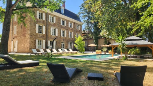 Château de la Rochetière à Marcilloles : demeure en pierre avec piscine, transats et jardins paysagés