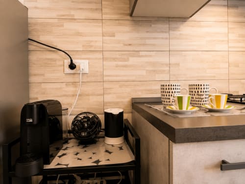 Moderno bancone cucina con macchina da caffè, servizio da tè e comfort presso gli Aparthotel Castelli, Albano Laziale