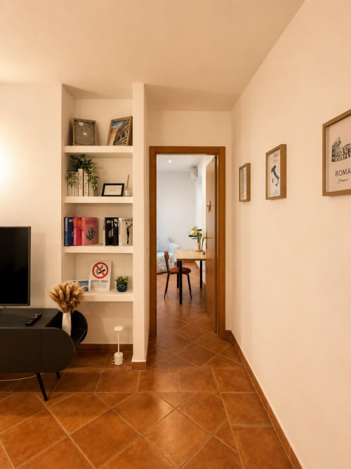Corridoio moderno degli Appartamenti Castelli con scaffalature integrate, piastrelle in terracotta e accesso alla zona giorno