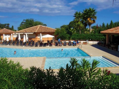 Piscine avec transats à la Résidence de Vacances SOGNU DI MARE à Linguizzetta, Corse