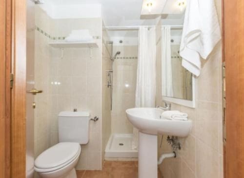 Salle de bain impeccable à la Résidence de Vacances SOGNU DI MARE à Linguizzetta avec toilettes, lavabo et douche