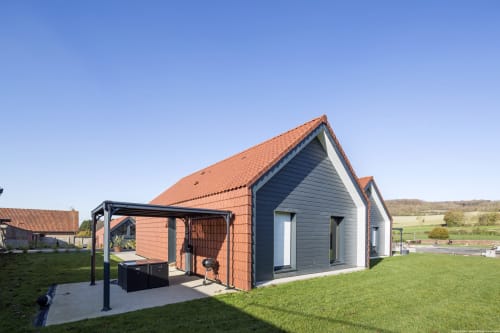 Gîte moderne aux Gîtes de la Vallée de l'Artois avec terrasse, pelouse verdoyante et vue sur la campagne à Fresnicourt-le-Dolmen