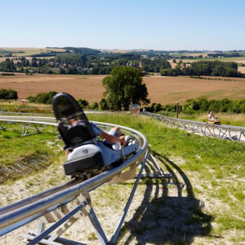 Client profitant d'une descente en bobsleigh sur les terres agricoles vallonnées des gîtes de la vallée de l'Artois, Fresnicourt-le-Dolmen