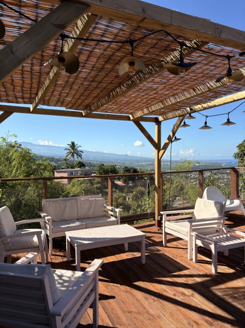 Terrasse surélevée à La Villa Maraloupia avec salon de détente sous pergola bois, vues sur la vallée, Les Avirons, Réunion