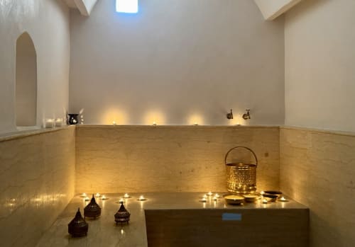 Hôtel spa hammam Eucalyptus à El Ghazouane avec murs en marbre, lanternes en laiton et éclairage ambiant