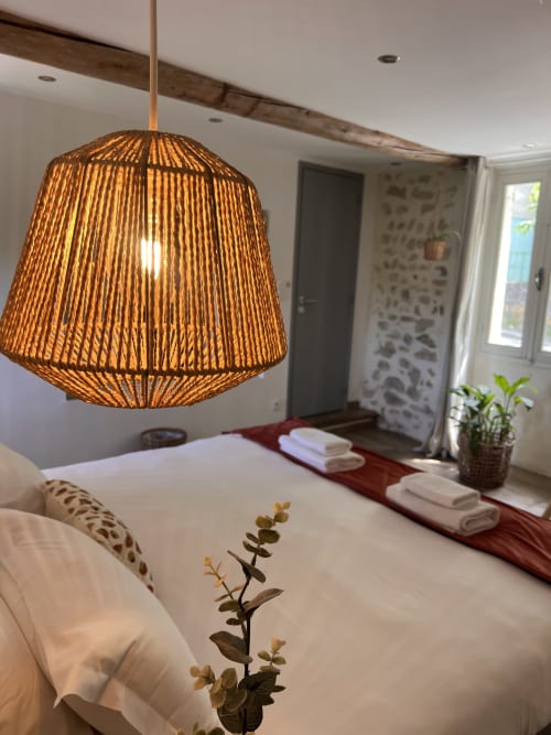 Lampe suspendue tissée dans la chambre contemporaine de La Maison de Vaison, gîte à Vaison-la-Romaine