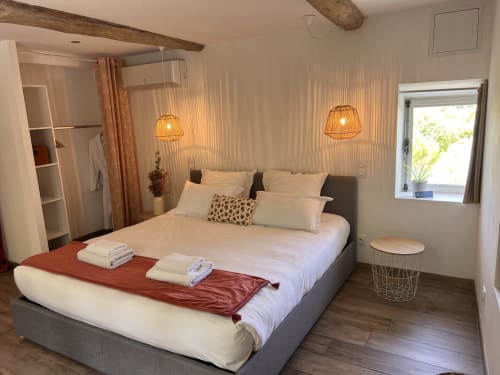 Chambre moderne à La Maison de Vaison B&B à Vaison-la-Romaine avec lit queen-size, luminaires suspendus et accès à la terrasse