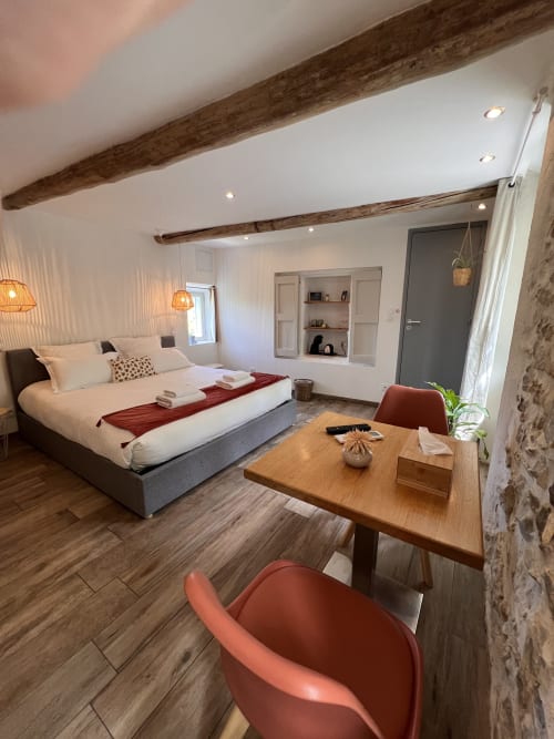Chambre Confort à La Maison de Vaison avec poutres apparentes, bureau en bois et équipements modernes à Vaison-la-Romaine