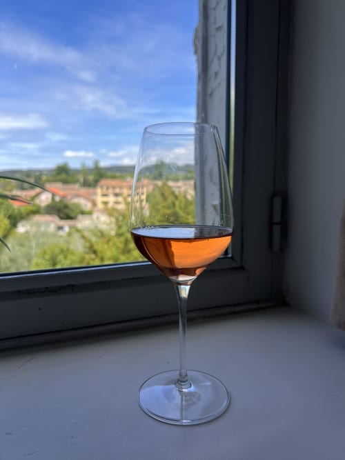 Verre de rosé sur l'appui de fenêtre surplombant la campagne de Vaison-la-Romaine à La Maison de Vaison