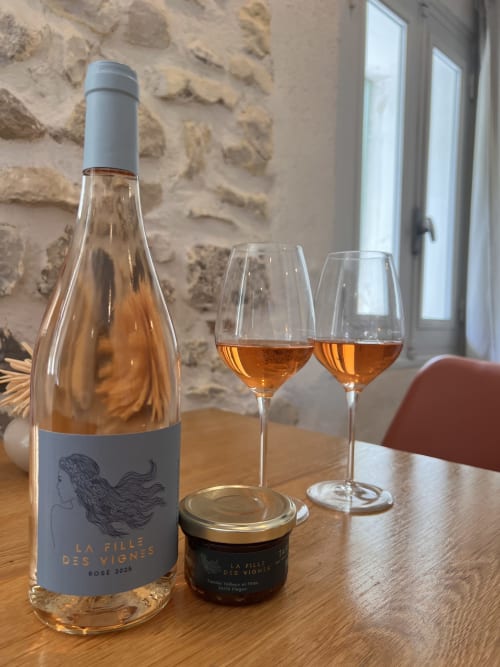Bouteille de rosé et verres à La Maison de Vaison, un charmant gîte à Vaison-la-Romaine, France