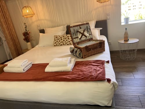 Chambre confortable au rez-de-chaussée de la Maison de Vaison B&B à Vaison-la-Romaine avec literie blanche, serviettes et accueil chaleureux