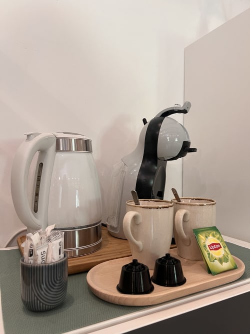 Station de café et thé à La Maison de Vaison, un B&B à Vaison-la-Romaine, avec bouilloire électrique et café individuel