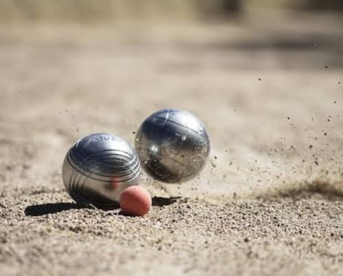 Boules de pétanque sur terrain de sable à La Villa Maraloupia, Les Avirons