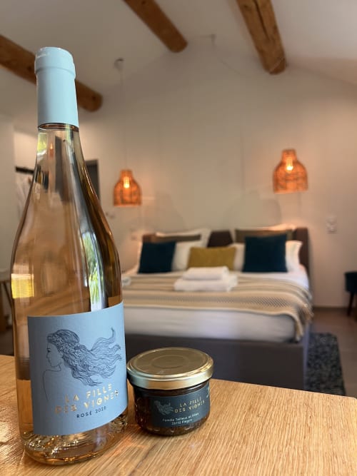Vin rosé La Fille des Vignes et confiture locale dans la chambre Confort Etage à La Maison de Vaison, Vaison-la-Romaine