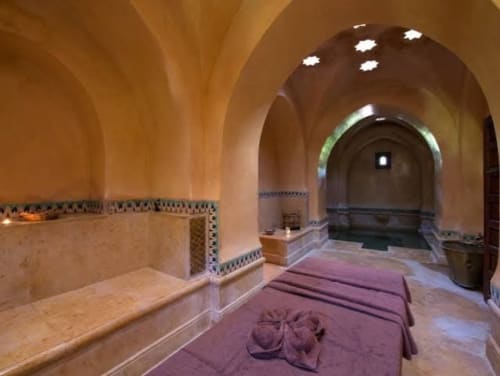 Salle de hammam traditionnel à l'hôtel Eucalyptus à El Ghazouane, Maroc avec plafonds voûtés et murs en terre cuite
