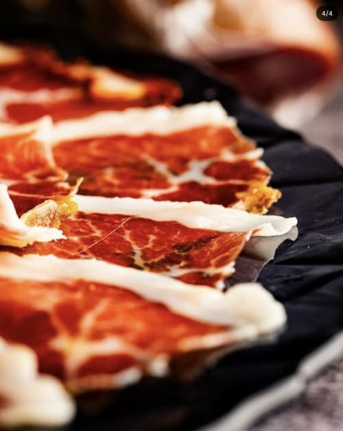 Jamón ibérico en lonchas servido en pizarra negra en Casa Marina Suites de Benissa