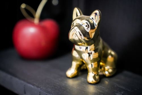 Statuette de chat porte-bonheur doré avec pomme rouge dans l'appartement Escapade Chic aux Séjours Ardennais, Renwez