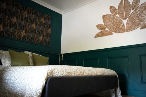 Chambre Escapade Chic aux Séjours Ardennais avec murs bleu-canard, art à feuille d'or et coussins olive