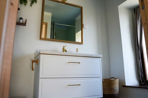 Salle de bain moderne avec meuble-lavabo blanc, robinetterie en laiton et miroir à Les séjours Ardennais, Renwez