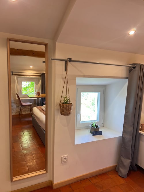 Chambre standard de la Maison de Vaison B&B à Vaison-la-Romaine avec alcôve fenêtrée, plante suspendue et penderie miroir