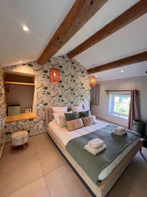 Chambre Duplex à La Maison de Vaison avec poutres apparentes, papier peint botanique, lit king-size, suspensions et salle d'eau