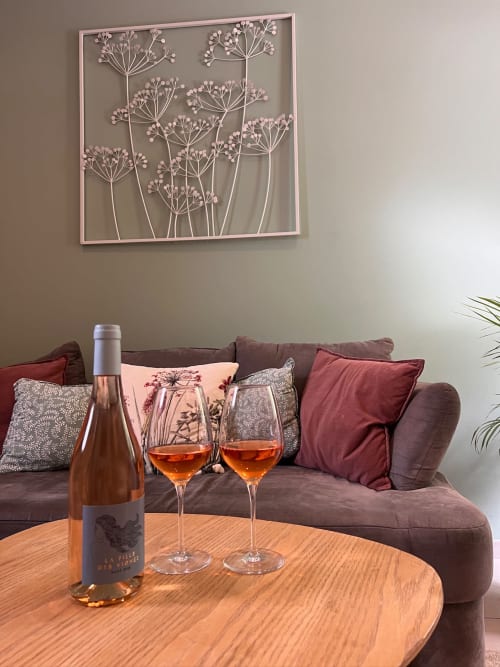Verres de vin et rosé sur table en bois dans l'espace séjour du Duplex à La Maison de Vaison, Vaison-la-Romaine