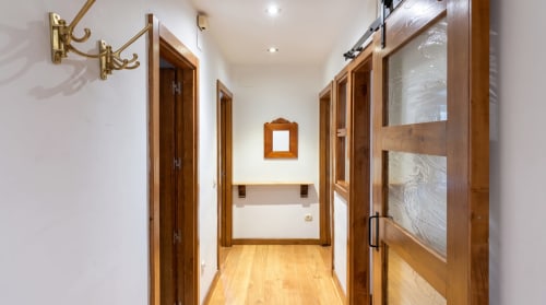 Pasillo con puertas de madera en el apartamento El Aserradero en La Alberca, Salamanca