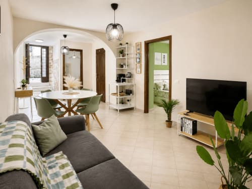 Moderno salotto con zona pranzo, televisore, divano e cucina a Castel Gandolfo