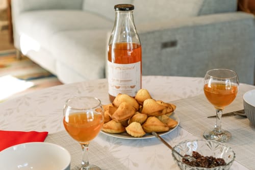Plateau apéritif à la Ferme de Kervihern : jus de pomme, pâtisseries et amuse-bouches sur la table