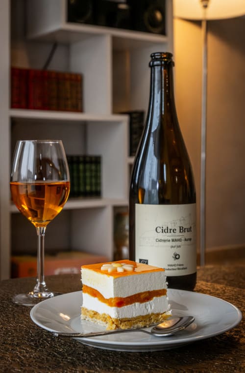 Accords mets-vins Cidre Brut à la Ferme de Kervihern, Locoal-Mendon - gâteau feuilleté abricot, crème et cidre en verre