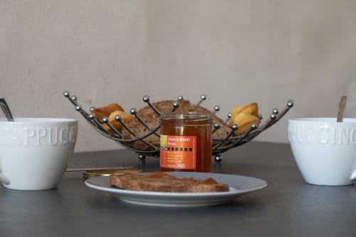 Petit-déjeuner à la Ferme de Kervihern avec viennoiseries, confiture, tasses de café et bol décoratif à Locoal-Mendon.