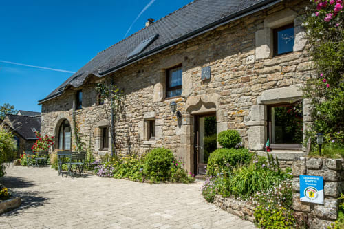 Ferme de Kervihern, maison en pierre à Locoal-Mendon avec jardins fleuris et cour