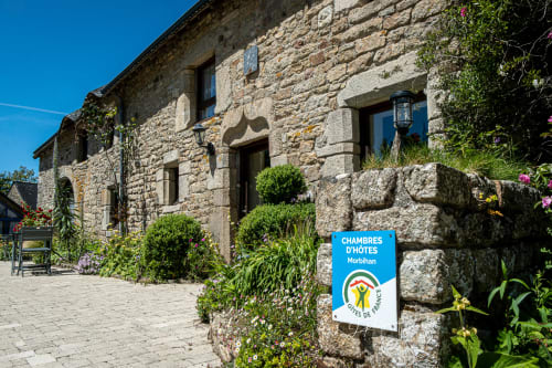 Maison de pierre avec chambres d'hôtes à Locoal-Mendon, Morbihan, enseigne et jardins fleuris