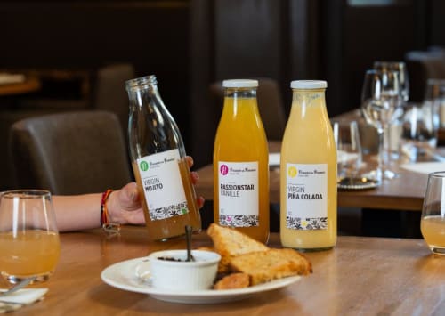 Salle de dégustation L'Olive Sacrée avec boissons rafraîchissantes : Virgin Mojito, Passionstar Vanille et Virgin Piña