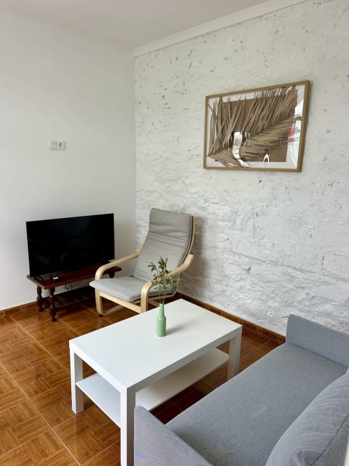 Sala de estar moderna em Villas Simone Porto Santo com assentos confortáveis, TV e decoração minimalista