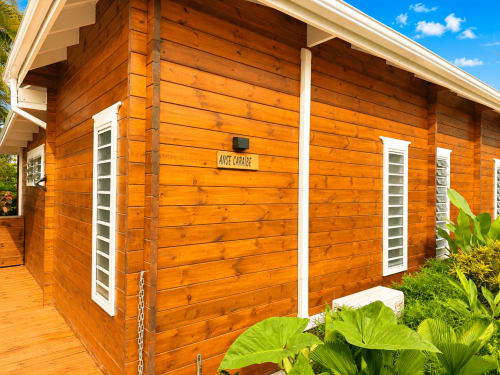 Cottage Anse Caraïbe au Filao Cottage à Sainte-Rose, Guadeloupe, avec façade en bois et finitions blanches