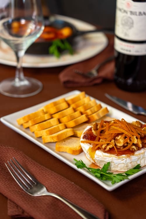 Gebakken brie met knapperige uien en friet in restaurant Balcón De Los Montés in Colmenar