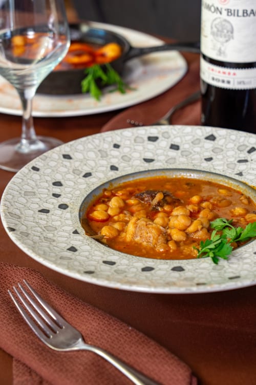 Kikkererwten ragout van restaurant Balcón De Los Montés in Colmenar, Spanje, geserveerd met wijn