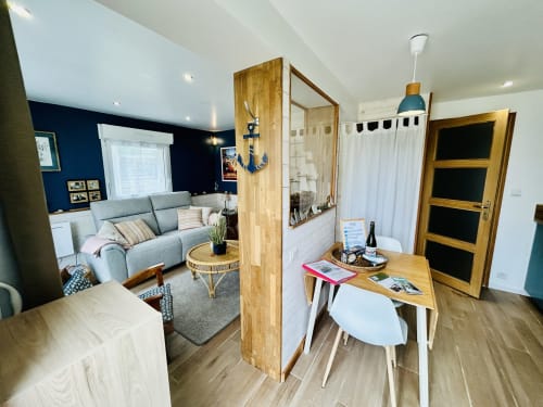 La-Bounty-Schlafzimmer mit Himmelbett, Arbeitsbereich und gemütlichem Wohnzimmer mit Sofa in der La Villa Plein Vent