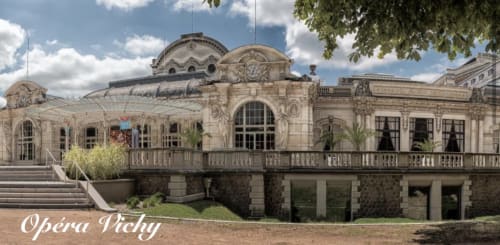 L'emblématique Opéra de Vichy avec son architecture de pierre majestueuse et sa coupole ornementée dans le sud de la France