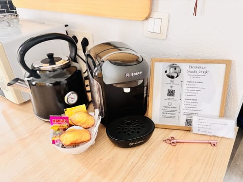 Kit de bienvenue au cottage Chez Mary Studios avec cafetière Bosch, Tassimo, bouilloire, pâtisseries et informations pour les hôtes