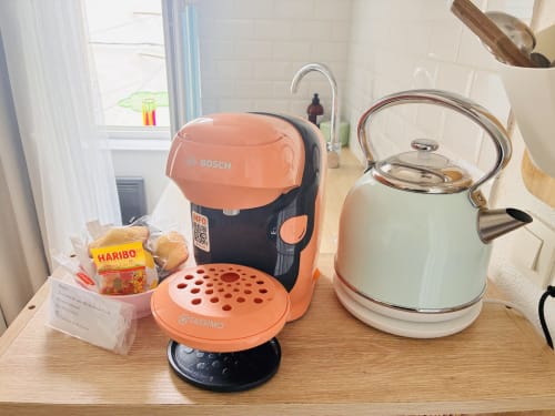 Machine à café Bosch Tassimo orange et bouilloire crème au cottage Jungle et Nature, Chez Mary Studios, Gannat
